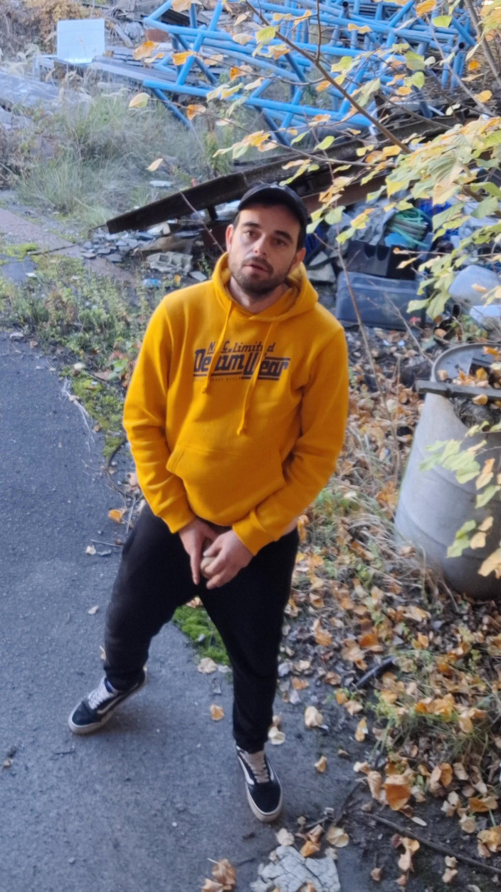 jerkofflover: बाहर और हॉल के अंदर एक परित्यक्त कारखाने में हस्तमैथुन करना