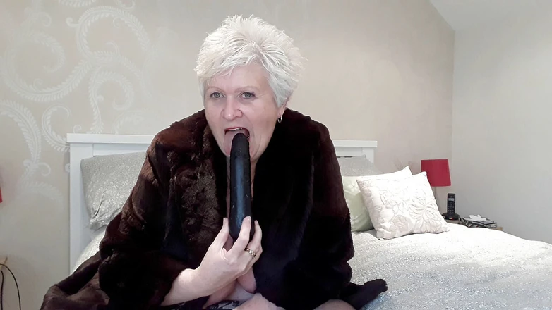 Uk Joolz: Fur coat, naked dildo play