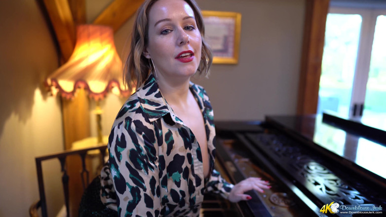 DownblouseJerk: Ashley rider - ich trage nie einen bh!