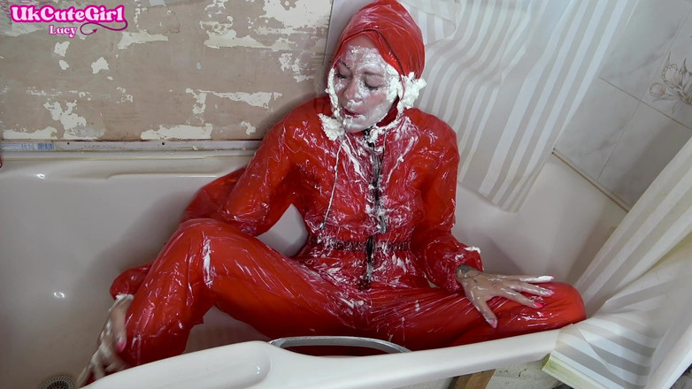 UKCuteGirl: Instrucciones de paja resbaladiza en catsuit de pvc: crema, crema,...