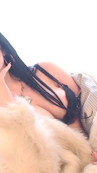 Kouření Sexy Adrianne v Furcoat
