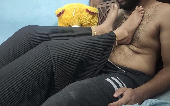 Vaigavarun Feet romance: छाती रौंदना