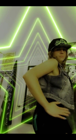 Suzy Wylde: 3704772852.mp4