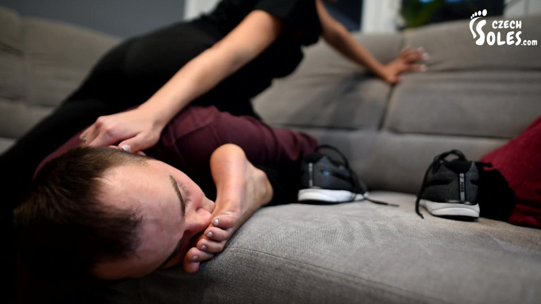 Czech Soles - foot fetish content: Dominat de mirositori adidași, șosete și picioare după sală
