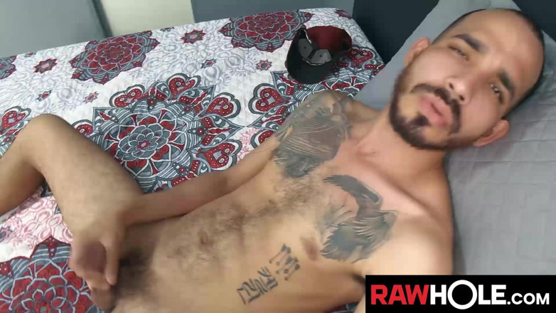 Raw Hole: Latino latino berbulu mentah melancap zakar besarnya solo