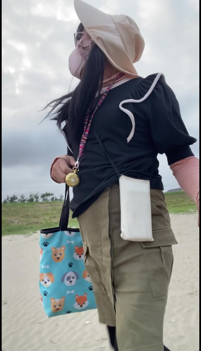 megu2002: No. 270 Exposing Myself by the Beach