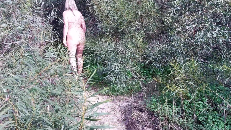 martinawest: Oma Zoekt Naakt Geliefden in Het Bos!