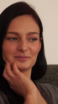 Nadržená zralá brunetka prsty kapající z kundičky k třesoucímu se orgasmu