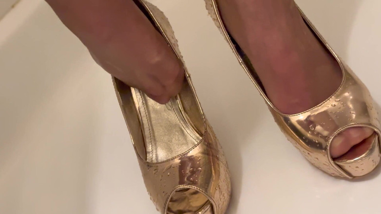 Aqua Pola: Хлопець писяє на мої золоті супер високі підбори