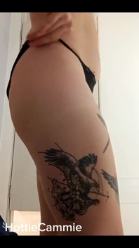 Sexy Nalgona masturbiert in einem bekleidungsgeschäft