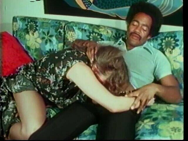 Old Good Porn: Edepsiz piliç beyaz ve siyah adamlar tarafından sikiliyor ve yüzü...