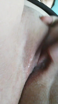 Cewek semok ini lagi asik masturbasi memek be basahnya