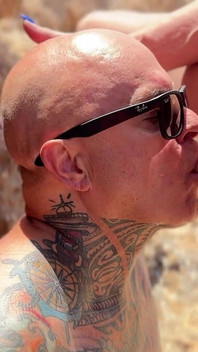 Escrava tomando um gole revigorante de mijo direto da fonte