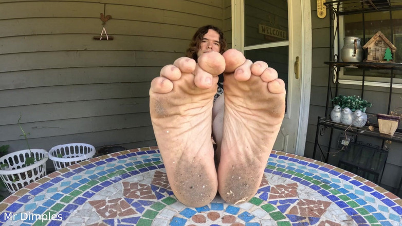 Mr Dimples: Mostro i miei piedi sporchi