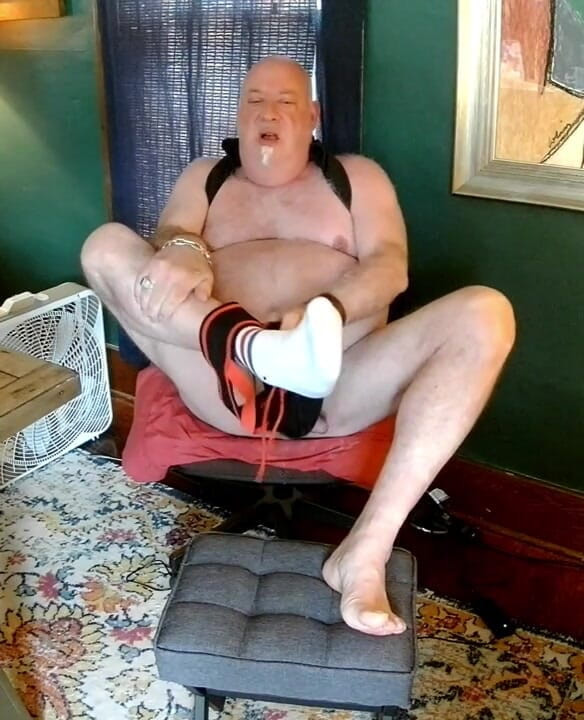 beardaddychub: Beardaddychub si masturba nel wrestling jock in webcam!