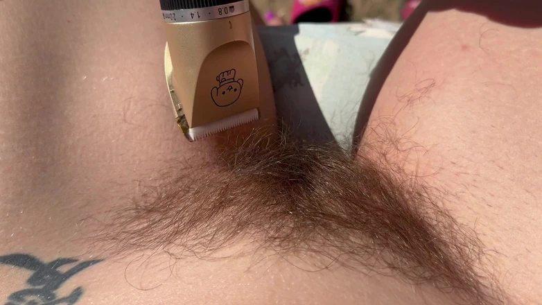 Cuteblonde666: Recortando mi arbusto y el pelo de mi pierna en...