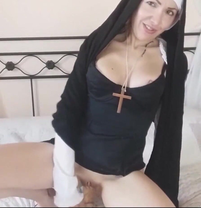 savannahamatoriale: Chantal es una monja realmente devota: podría adorar al pene...