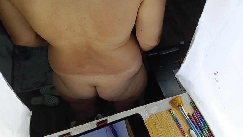 Amateur_MS: Si rambut coklat berbulu seksi melakukan suri rumah berbogel.