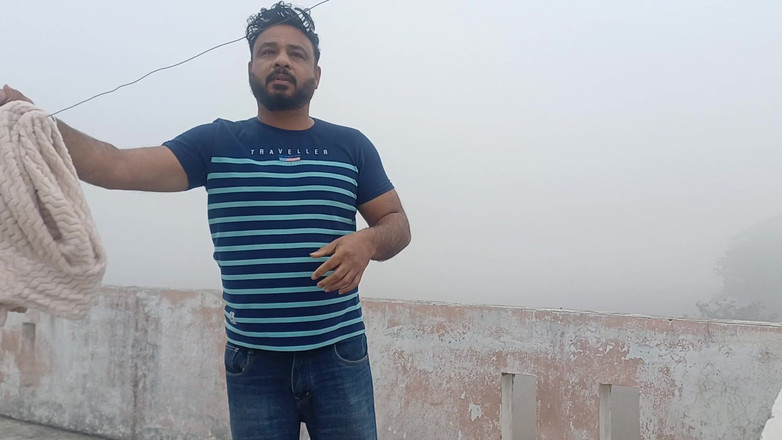 Austin Rose: Hintli baba soğuk kış sisi içinde kıyafetlerini çıkarıyor