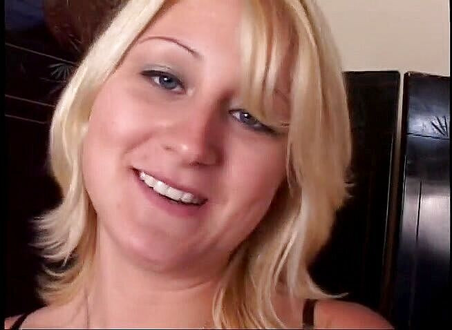 Analiscius: Sarışın sürtük partnerini dilliyor ve götünü siktiriyor