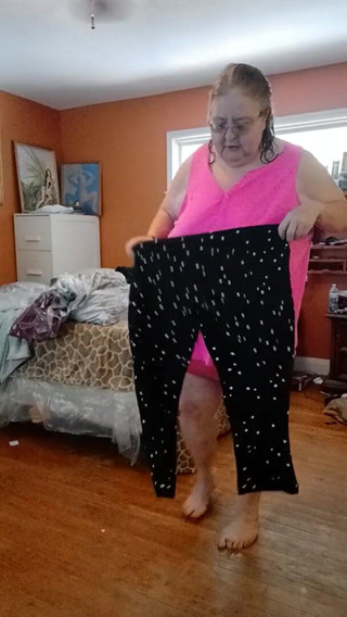 BBW nurse Vicki adventures with friends: Estou colocando calcinha rosa em top rosa e shorts de...