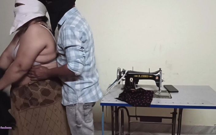 Telugu-fuckers: テルグ語の隣人のおばちゃんのは、ほとんど彼らと性交した後、ブラウスのはしかのために仕立て屋の男に行きました