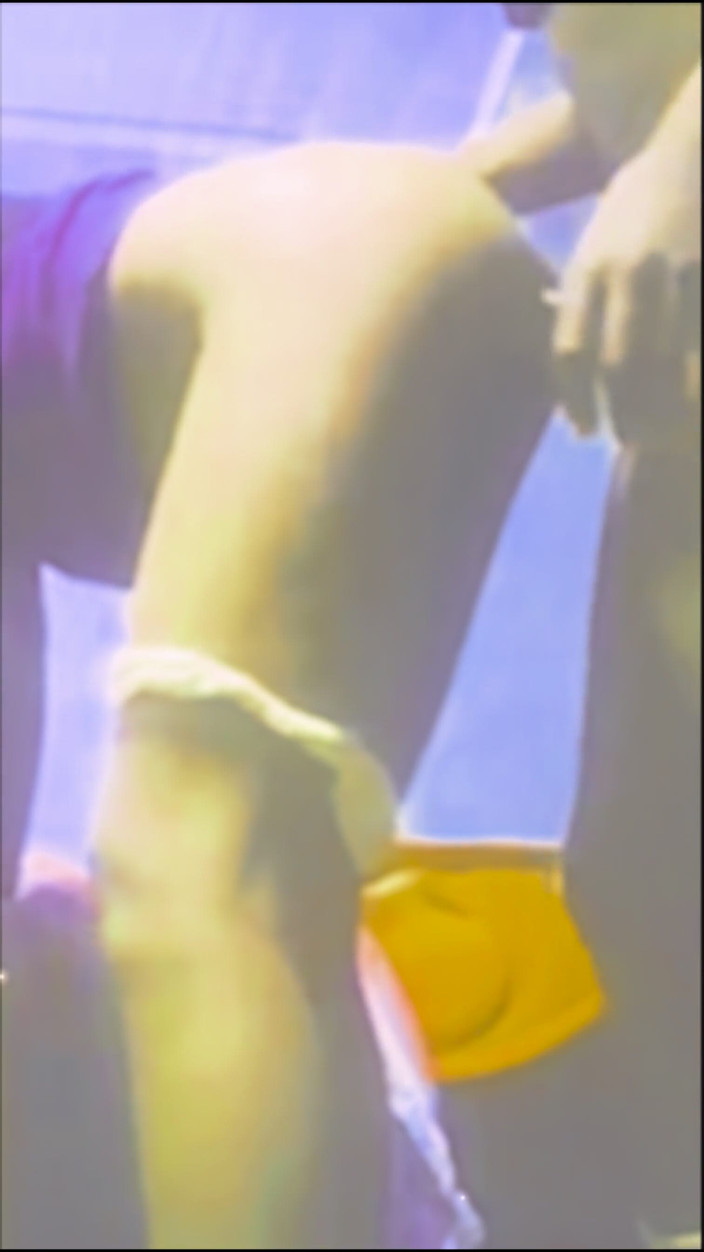 Swiit melodii: 내 전 여친이 나를 쫓는 걸 잡았을 때