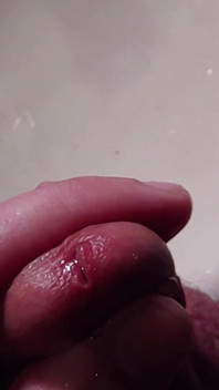 Cewek ini lagi asik mainin lubang kencing - close up - gerakan lambat
