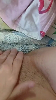 Naše mokré, tekoucí chlupaté kundičky se stříkají proti sobě