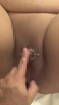 M donna climax piacere con lo strumento di pizzicamento clitorideo del capezzolo