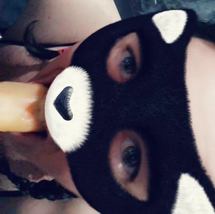 KatieKat: Сосет новый дилдо