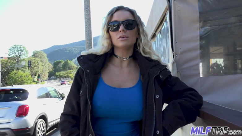 MILF Trip: Spermahungrige MILF kenzie taylor barkeeper mischt muschisaft mit schwanz