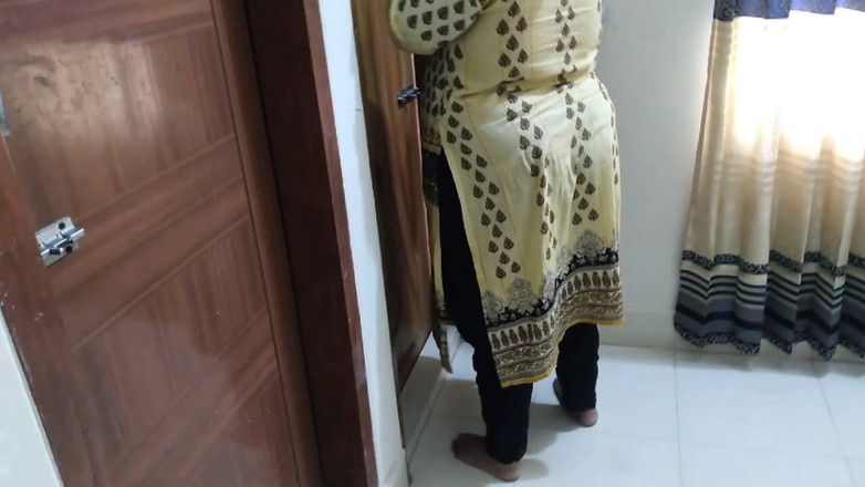 Aria Mia: Толстая задница Сабита Бхабхи была освобождена ее отчимом, когда он убирал ее.