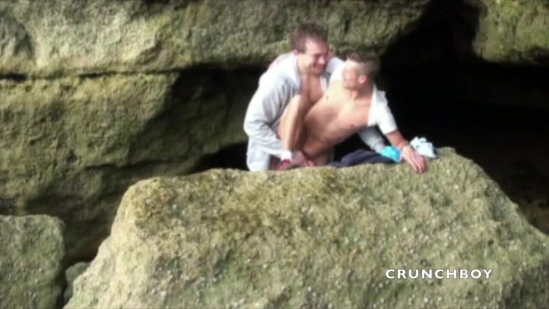 Crunch Boy: Un jumelle se fait baiser par des hétérosexés curieux sur...