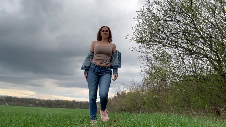 Emeli: Muncrat telanjang di luar ruangan