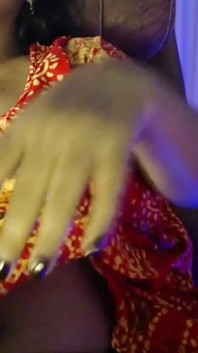Ragazza sexy calda mostra tette e capezzoli nello spettacolo di dildo sex toy.