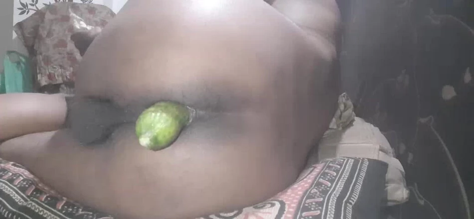 Gay Love: Une desi essaye le concombre pour la joie anale