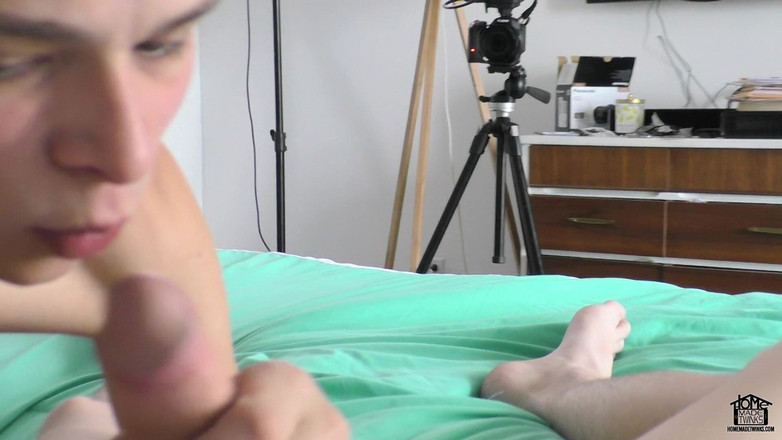 Homemade Twinks: İki ateşli iri güzel kadınla yatakta