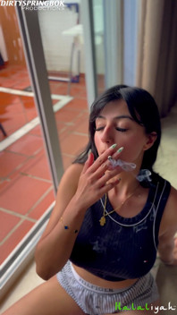 Aaliyah Yasin kouří a saje bílého ptáka