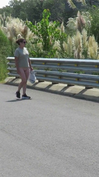 Patricia na ponte sobre a estrada