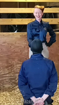 La stalla sadica distrugge il ballbusting estremo e la punizione ritagliata