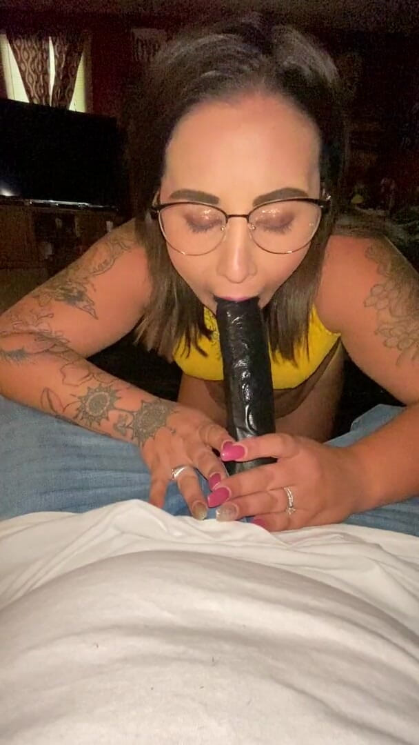 MzKiTTy91: मोटी गांड वाली गोरी चोदने लायक पत्नी 10 इंच बड़ा काला लंड चूस रही है