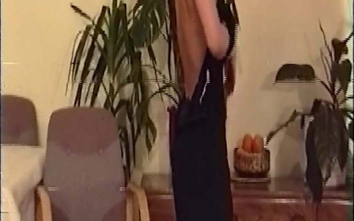 Bangora sluts: Brunette babe schuift geribbelde dildo diep naar binnen