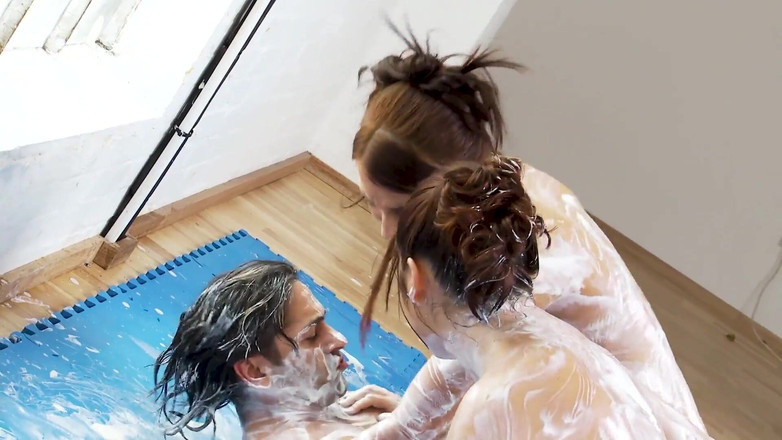 Radical Threesome: 黑发女郎的湿润和凌乱的3P