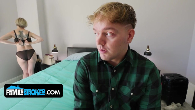 PervMom: 거유 매력적인 새엄마 Dee Williams가 배다른 아들에게 얼굴을 내미네
