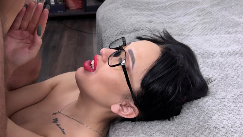 AnGelya G: Chupando y lamiendo bolas, corrida en la cara con gafas