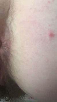 Adorando meu corpo peludo e buracos