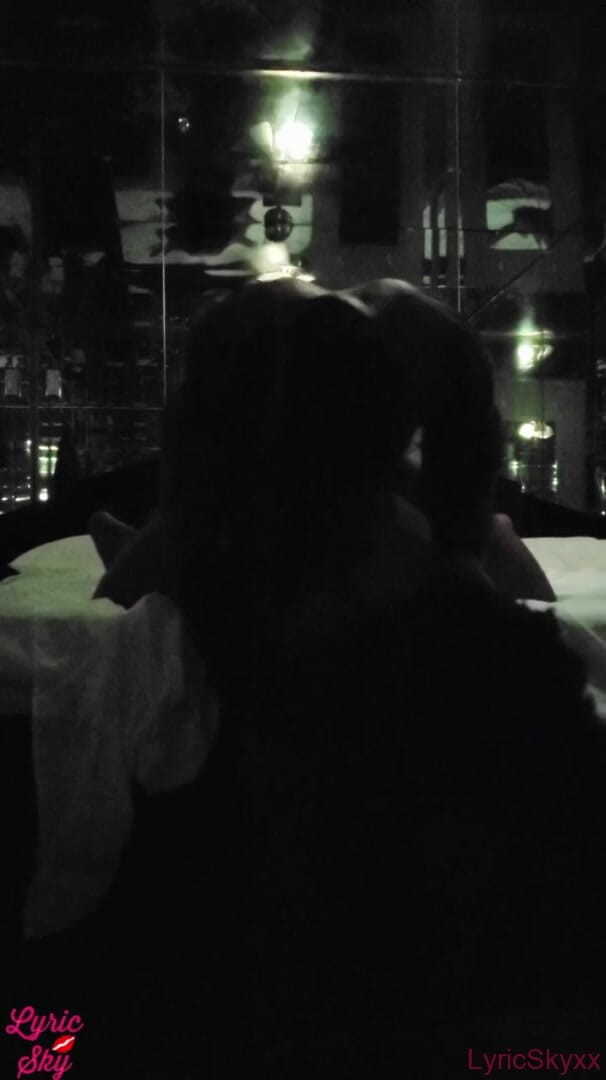 LyricsWay: 第一次约会性爱录像镜子房间俱乐部操逼dreads way和lyric sky