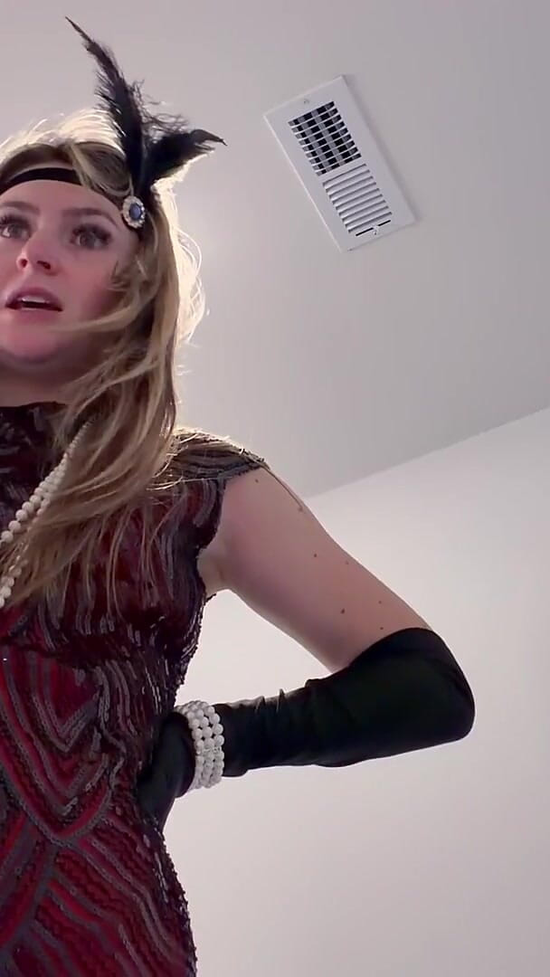 Kink in Time: London Evans ' Рев 20-х великанесса фантазия 4K в видео от первого лица, крошечные острые ощущения ждут
