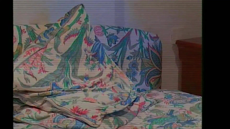 Vintage megastore: Agradável morena com buceta peluda cavalga o grande pau duro...